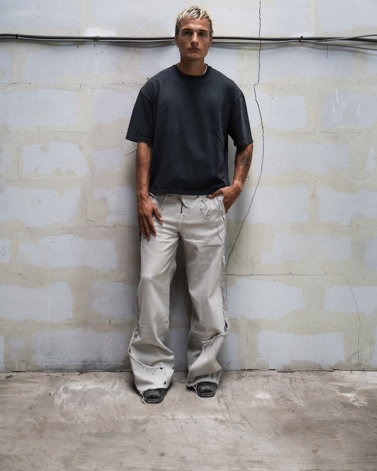 TONAL STUDIOS - T-SHIRT - BLACK